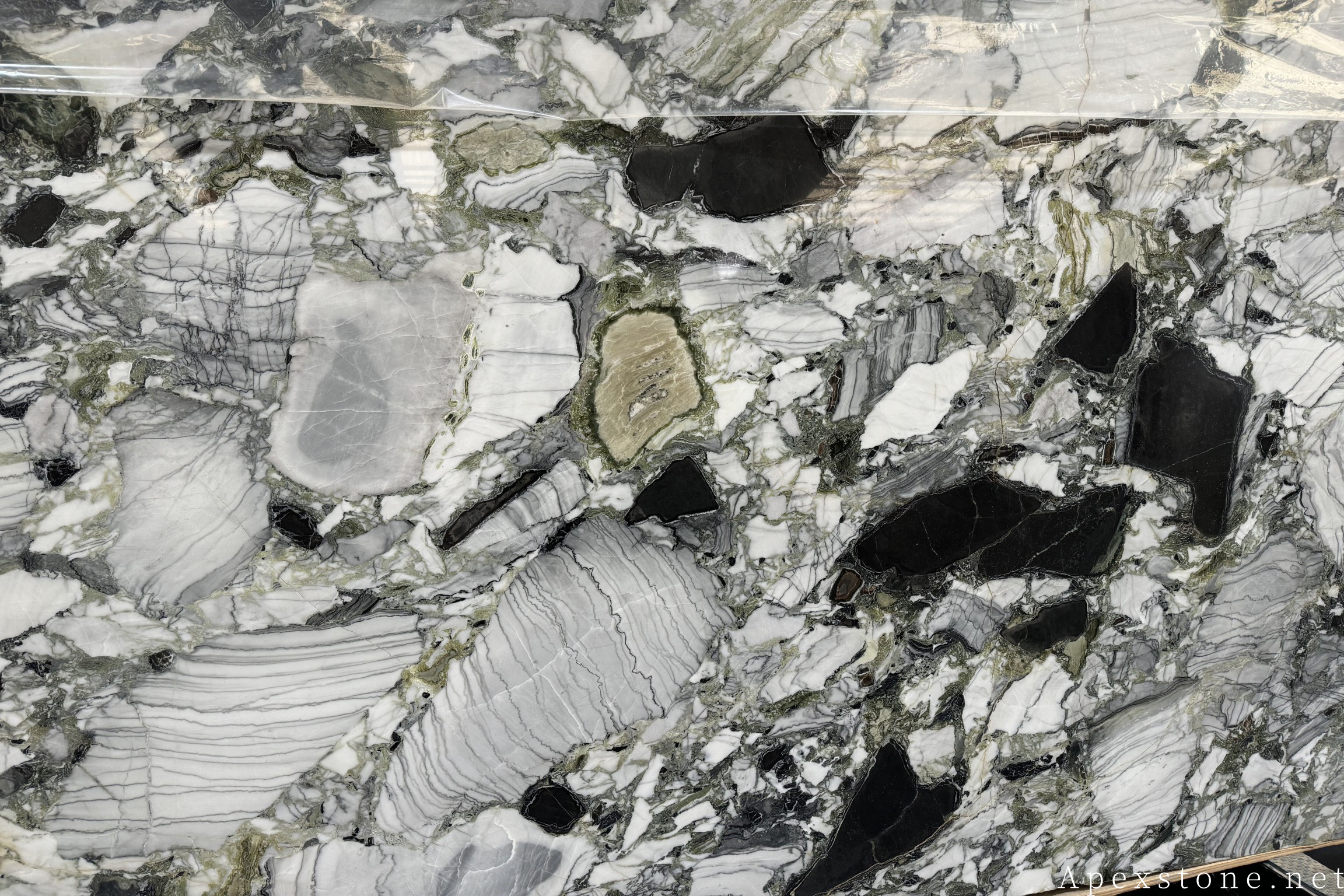 Primavera marble slabs in deep green with bold white veining